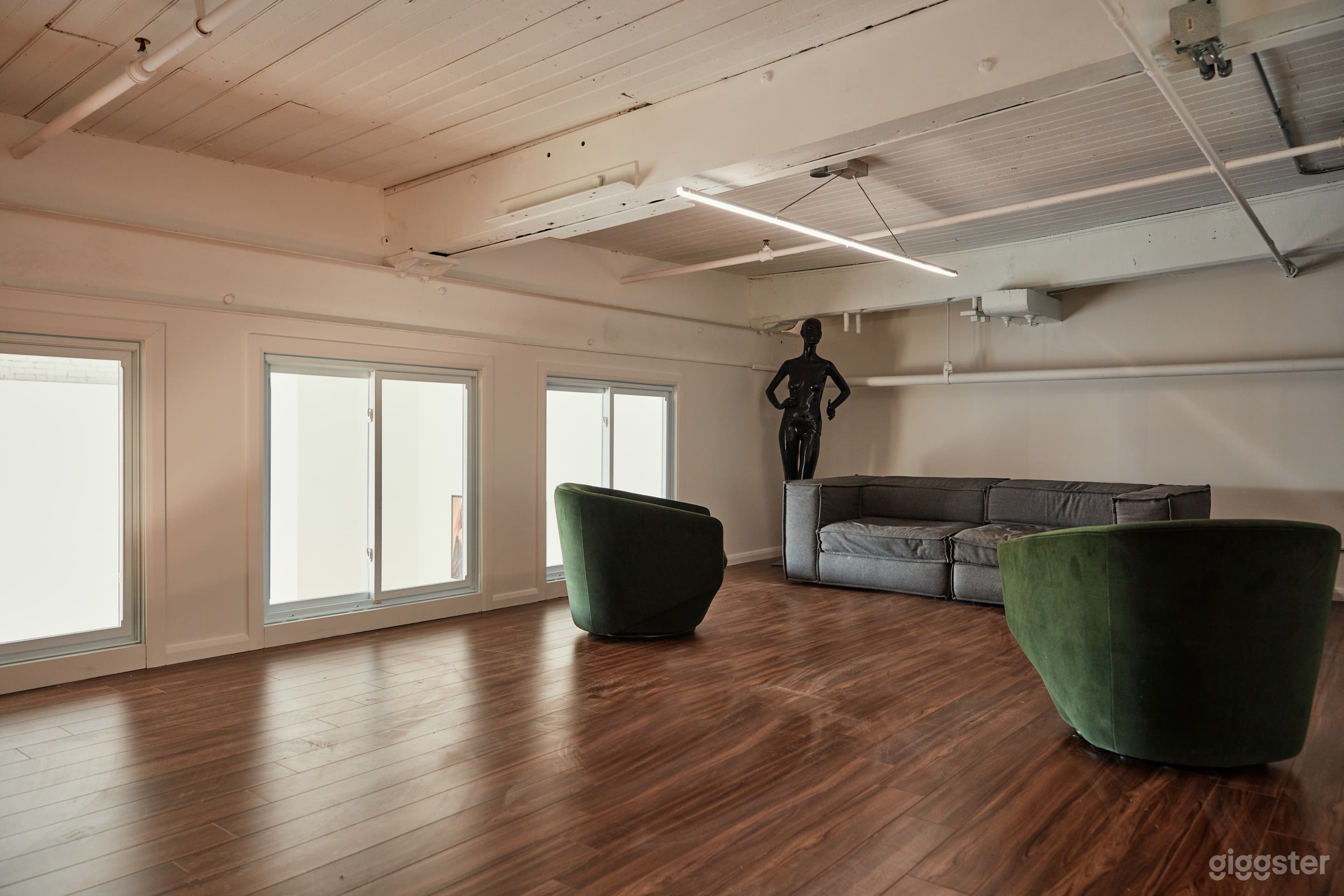 Bright Photo Studio With Cyclo + Natural Light Photo 4