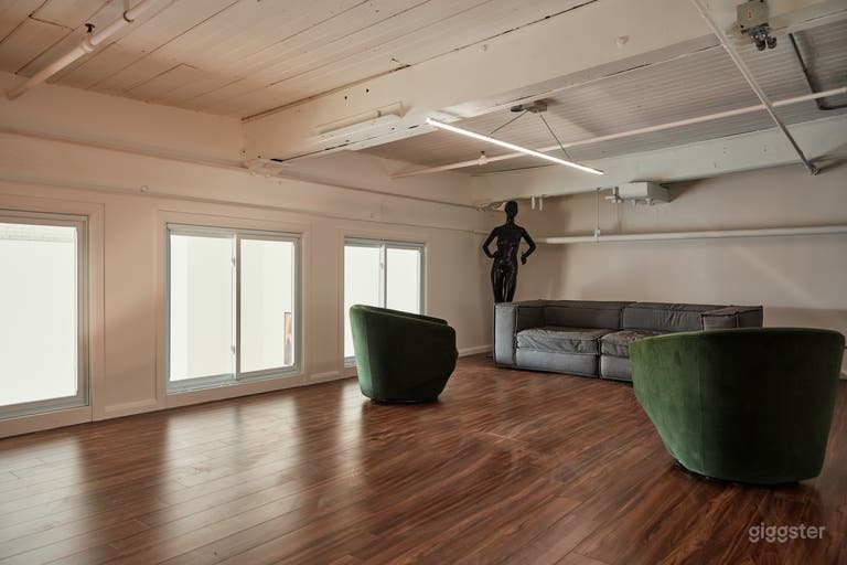  Bright Photo Studio With Cyclo + Natural Light 