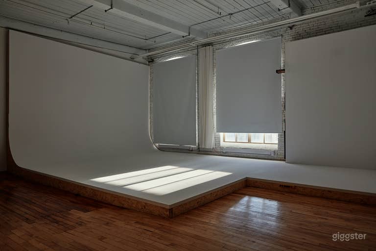  Bright Photo Studio With Cyclo + Natural Light 