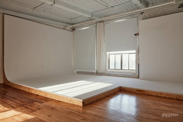  Bright Photo Studio With Cyclo + Natural Light 