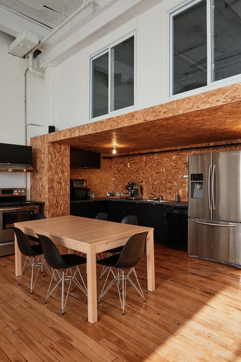  Bright Photo Studio With Cyclo + Natural Light 