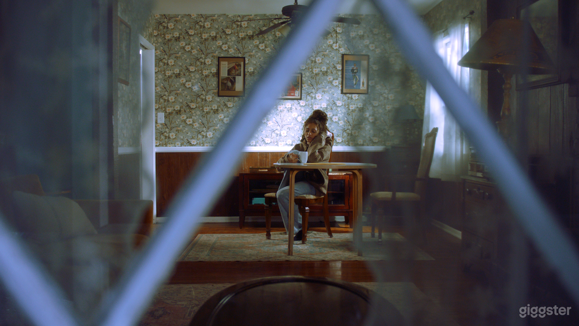 Mid-century Vintage Home with colorful wallpaper Photo 4