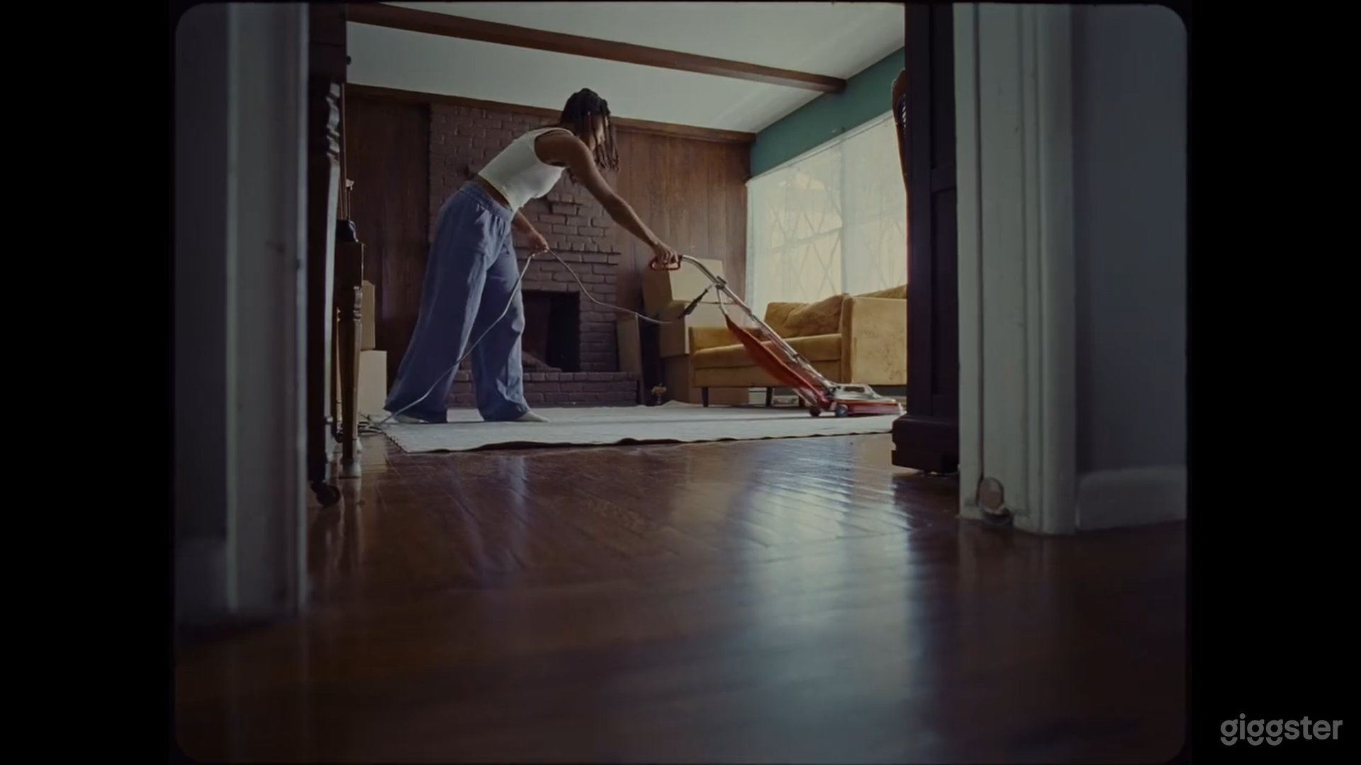 Mid-century Vintage Home with colorful wallpaper Photo 3