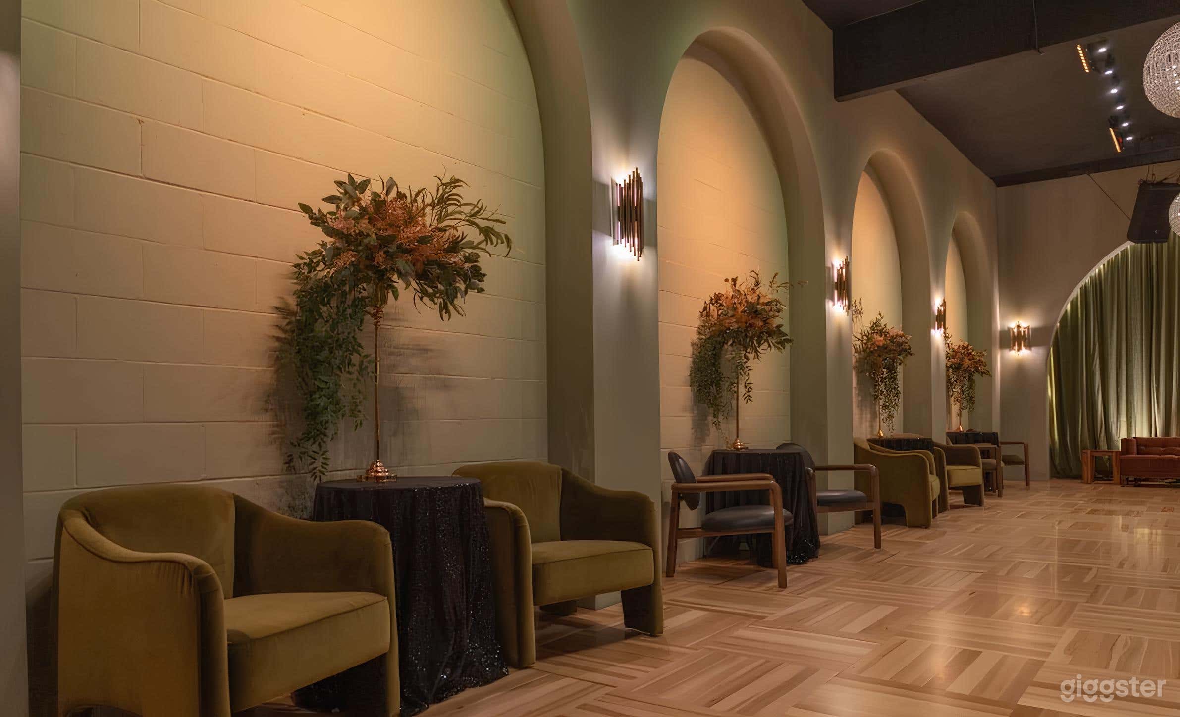 Elegant Ballroom with Vintage Flair Photo 2