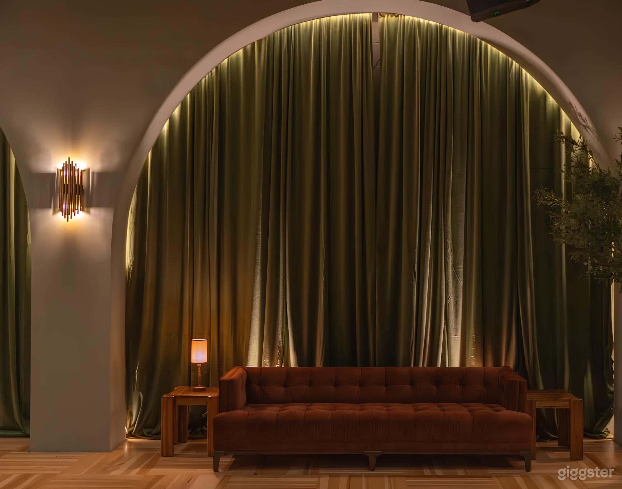 Elegant Ballroom with Vintage Flair Photo 4