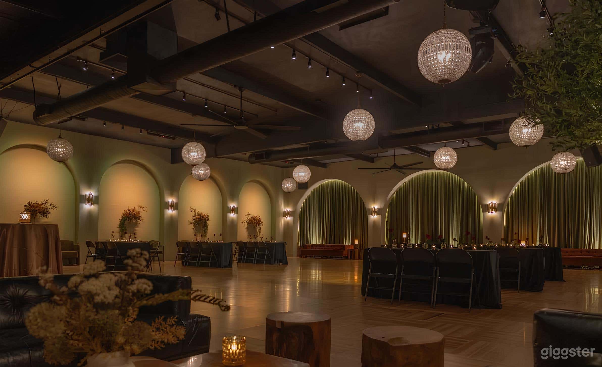 Elegant Ballroom with Vintage Flair Photo 1