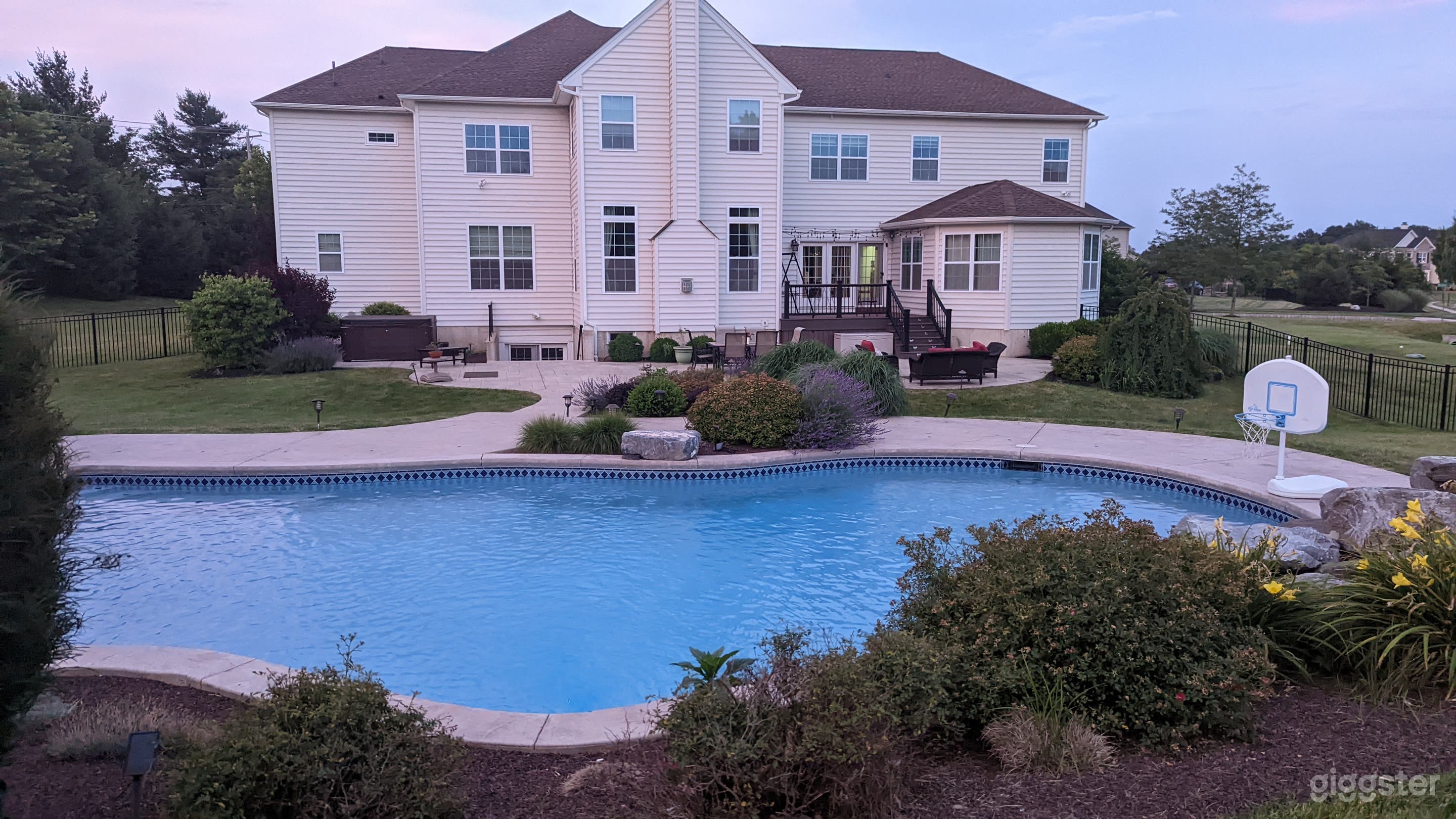 Gorgeous Backyard oasis Photo 2