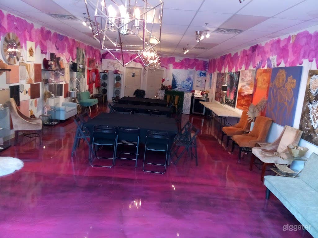 Upscale Creative Flex Space with FREE Parking Photo 4