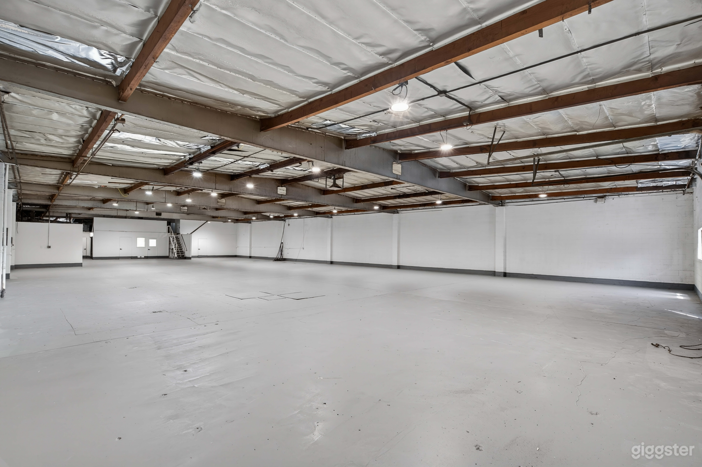 15000 Sq Ft Spacious Industrial Warehouse  Photo 3