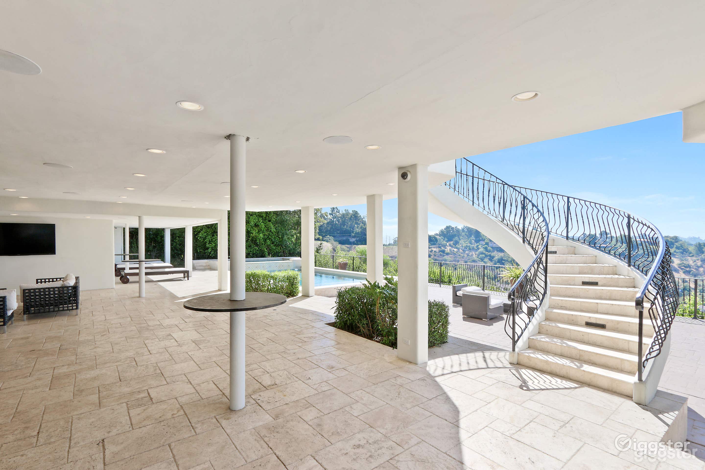 Gorgeous Outdoor Pool In Beverly Hills Photo 4