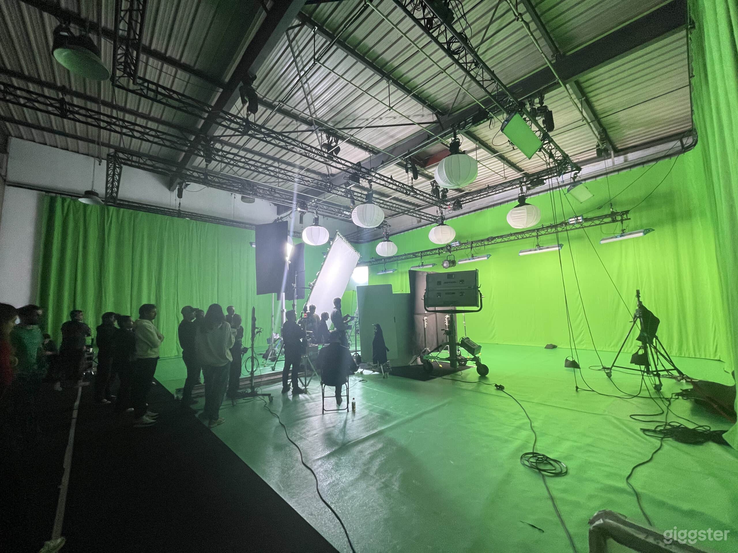 Photo de ESPACE A | Cyclo A x Grille x Fond Vert x Noir – 250m² 3