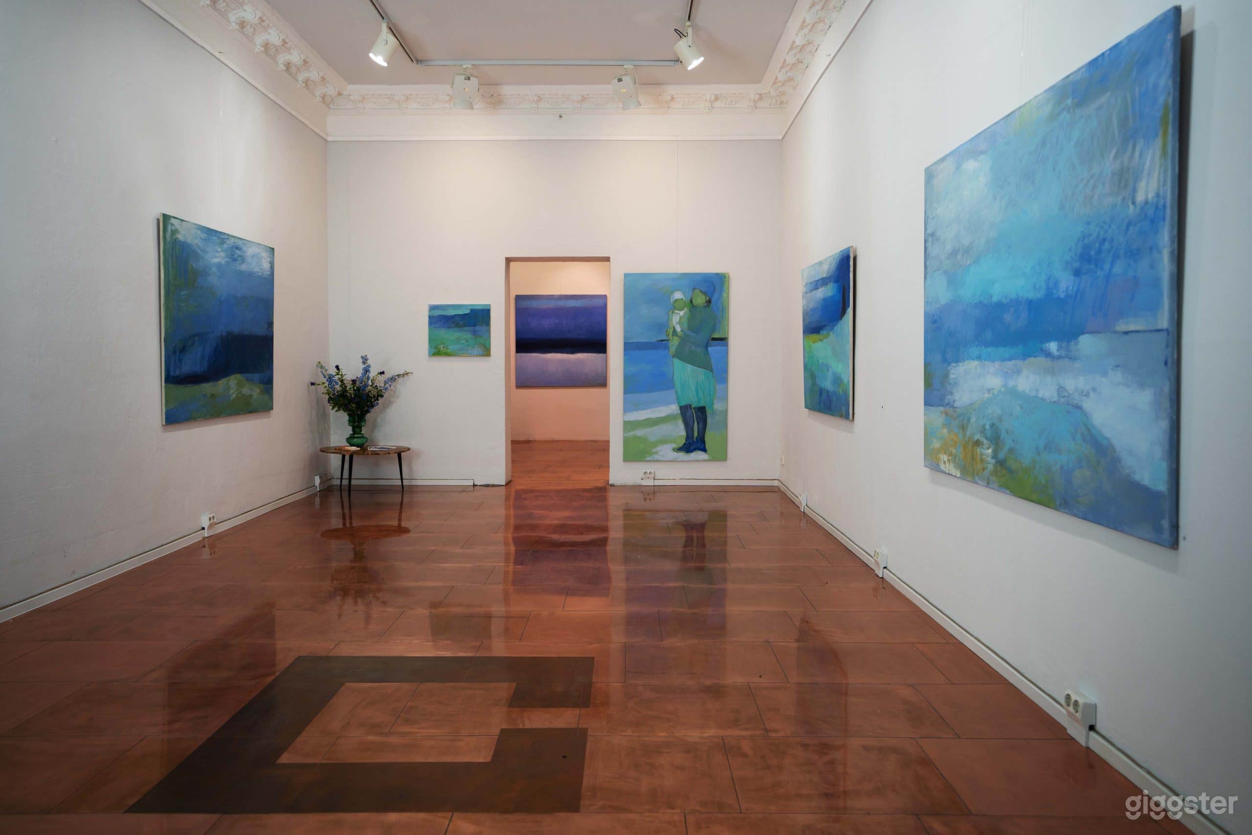 Zeitgenössische Kunstgalerie mit kupferbeschichtetem Boden Foto 3