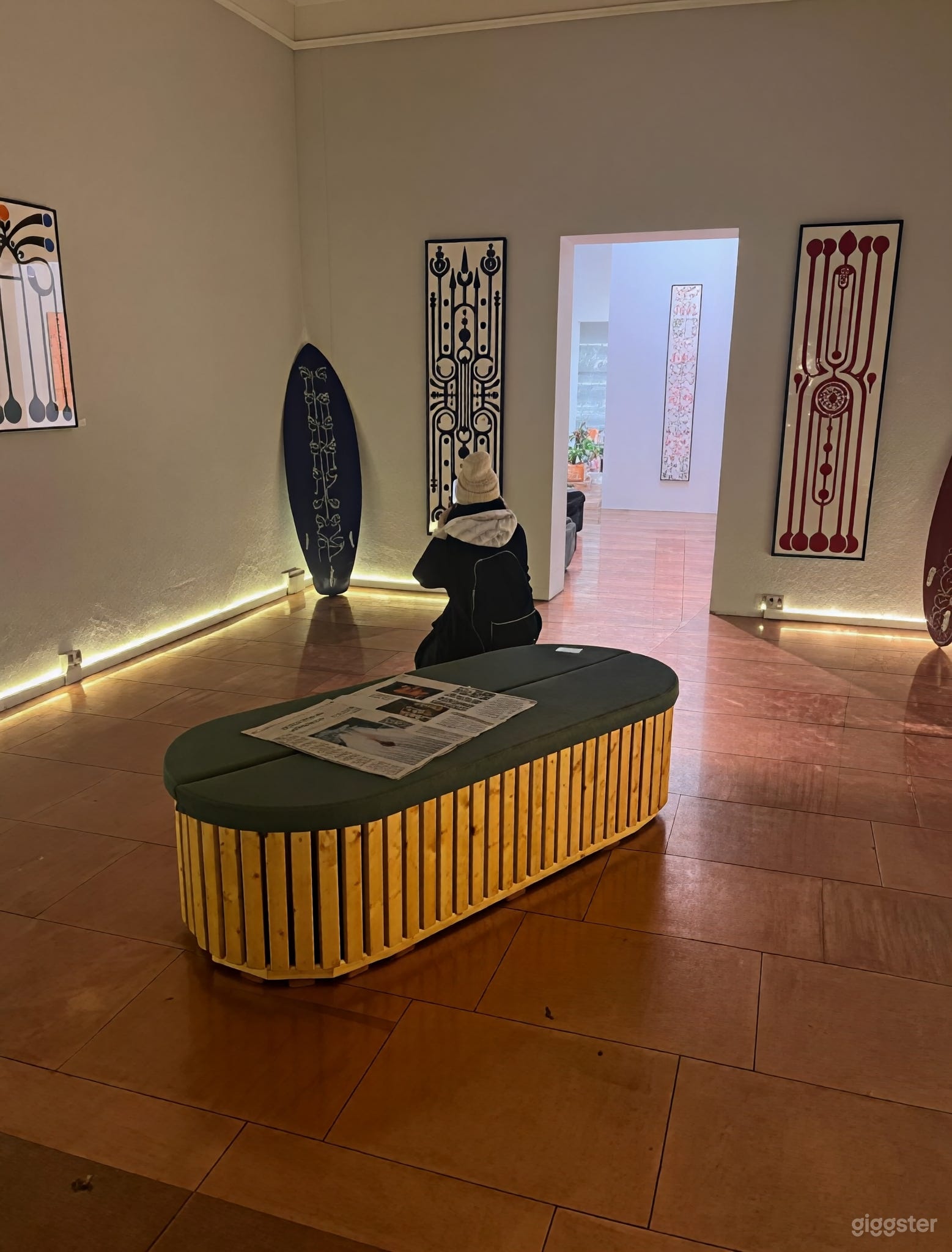 Zeitgenössische Kunstgalerie mit kupferbeschichtetem Boden Foto 2