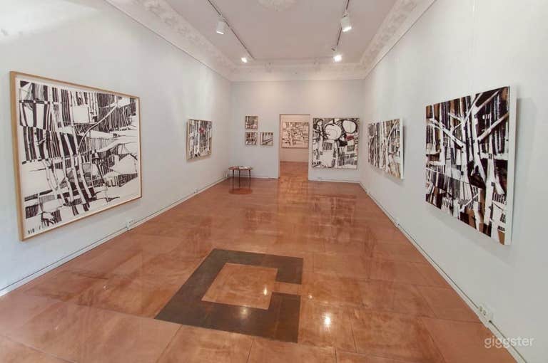 Galerie d'art contemporain avec sols plaqués cuivre 