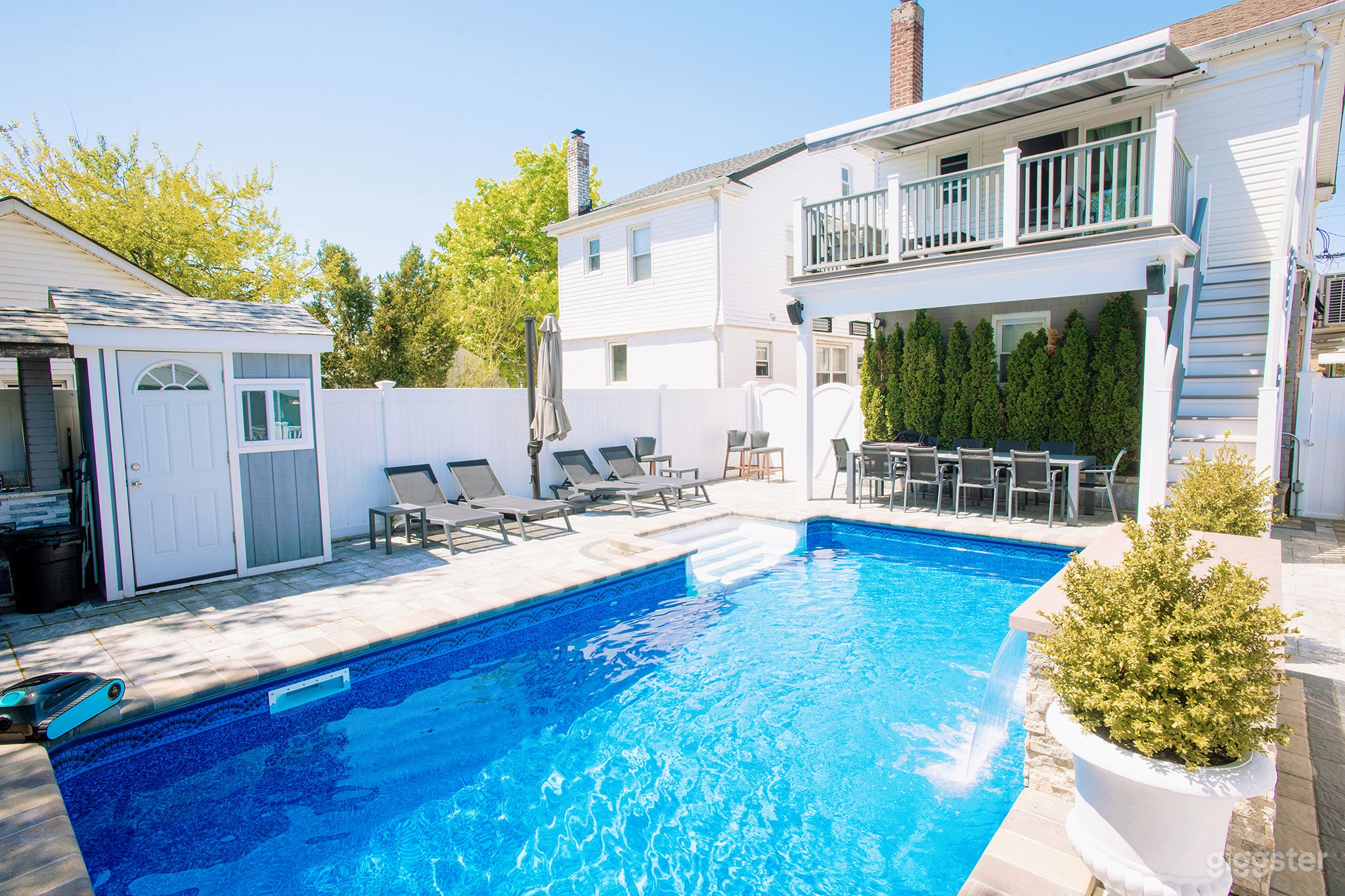 Luxurious Heated Salt Water Pool & Outdoor Area ( BBQ ) Photo 4