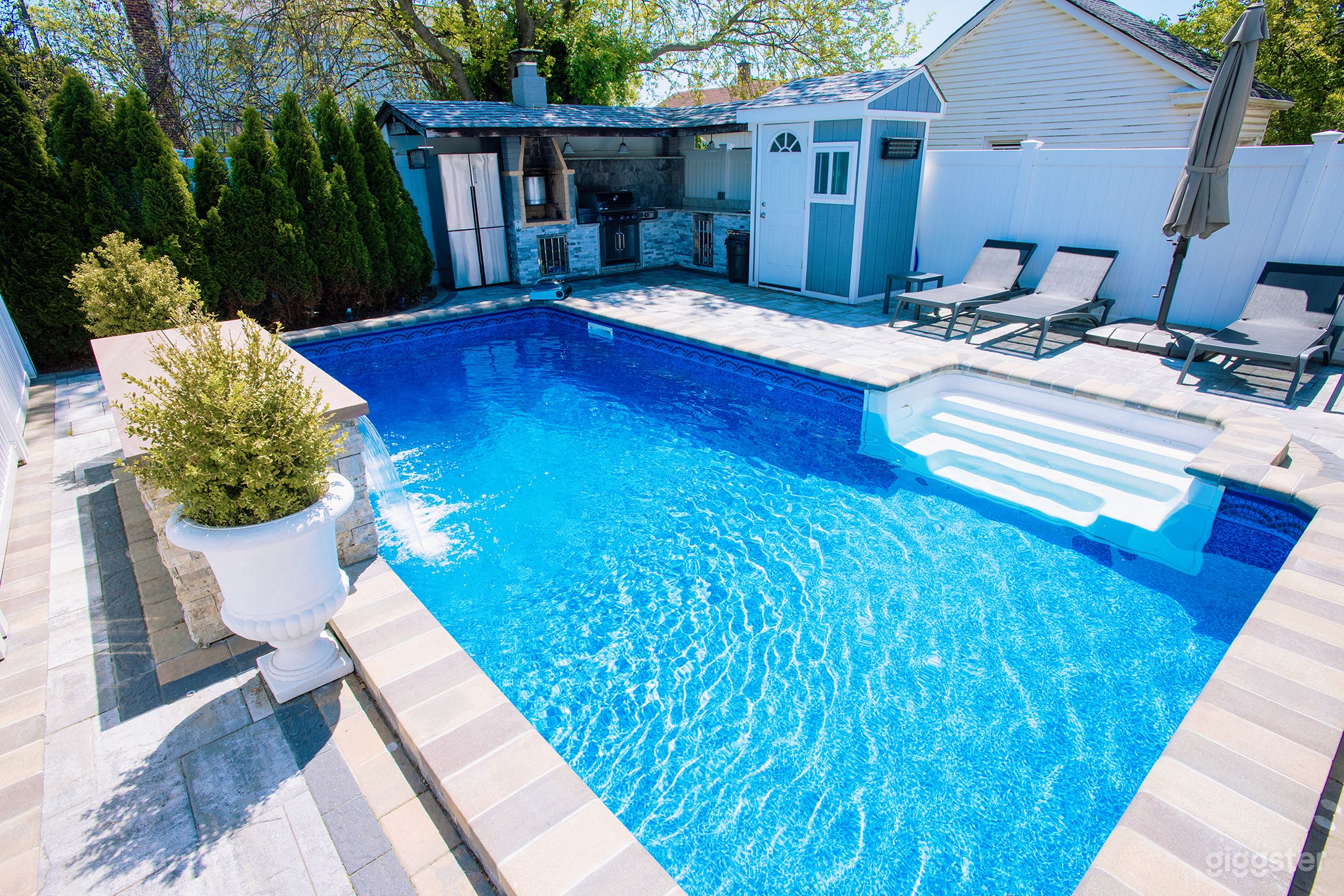 Luxurious Heated Salt Water Pool & Outdoor Area ( BBQ ) Photo 3
