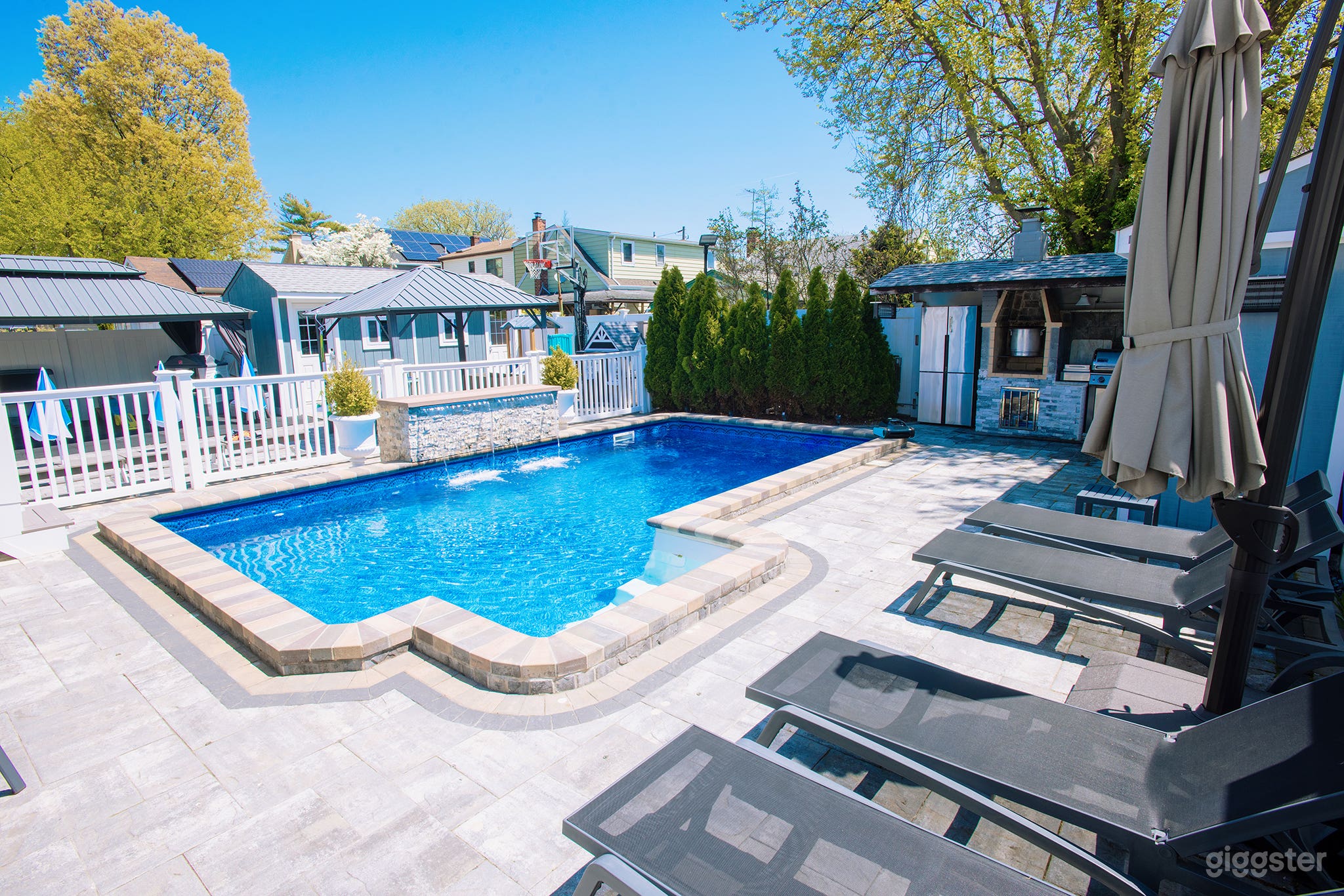 Luxurious Heated Salt Water Pool & Outdoor Area ( BBQ ) Photo 1