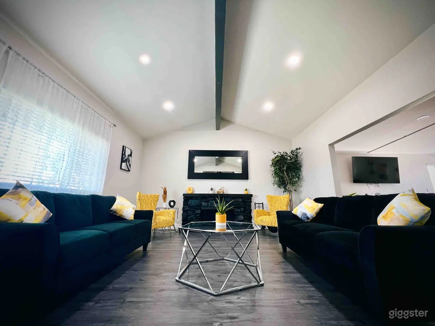 Bright &amp; Luxurious House | Prime Filming Location! Photo 3