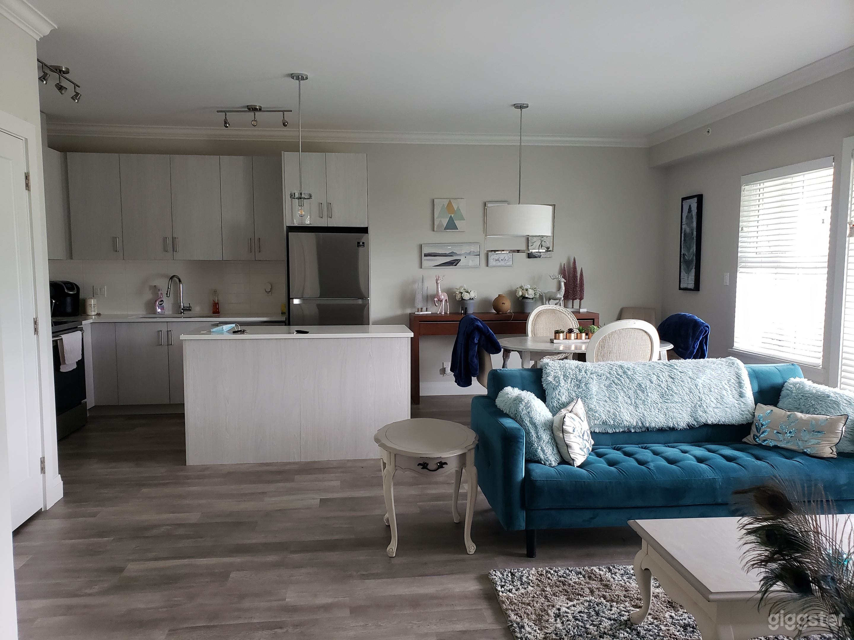 Modern Bright And Just Right Photo 4