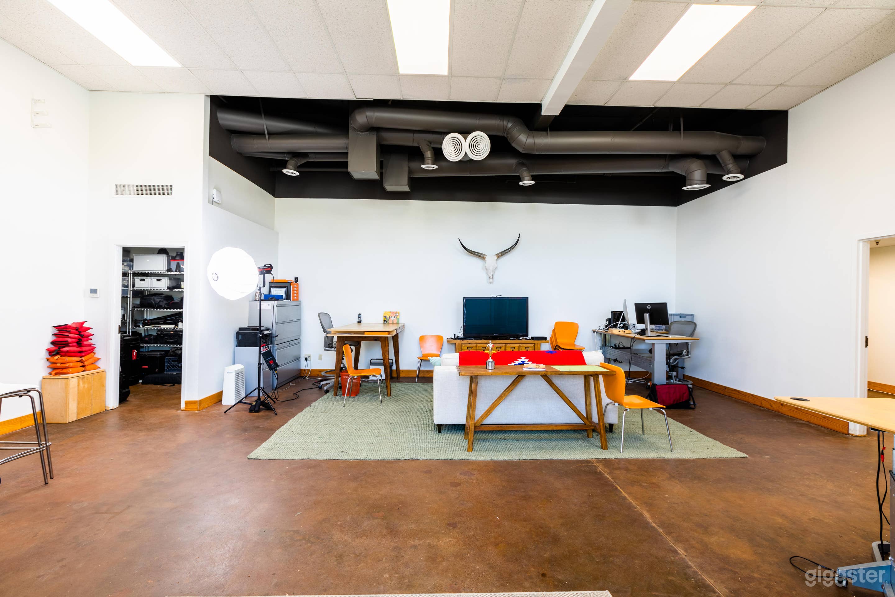 Main room, shooting area, workstations, etc.