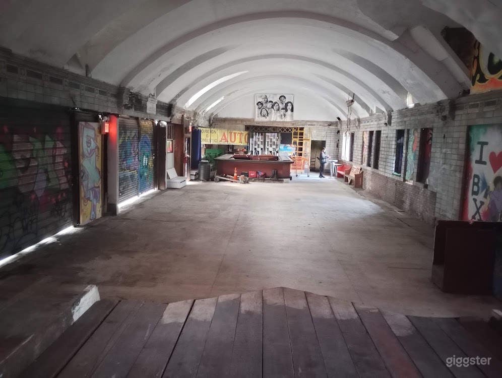 30'x120' street level, 17 ft high arched ceiling Photo 2