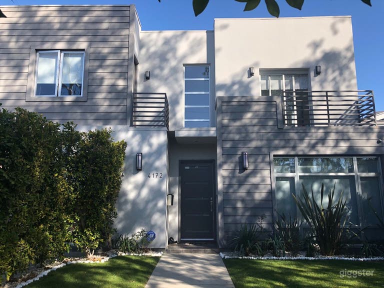  MODERN HOUSE IN STUDIO CITY 