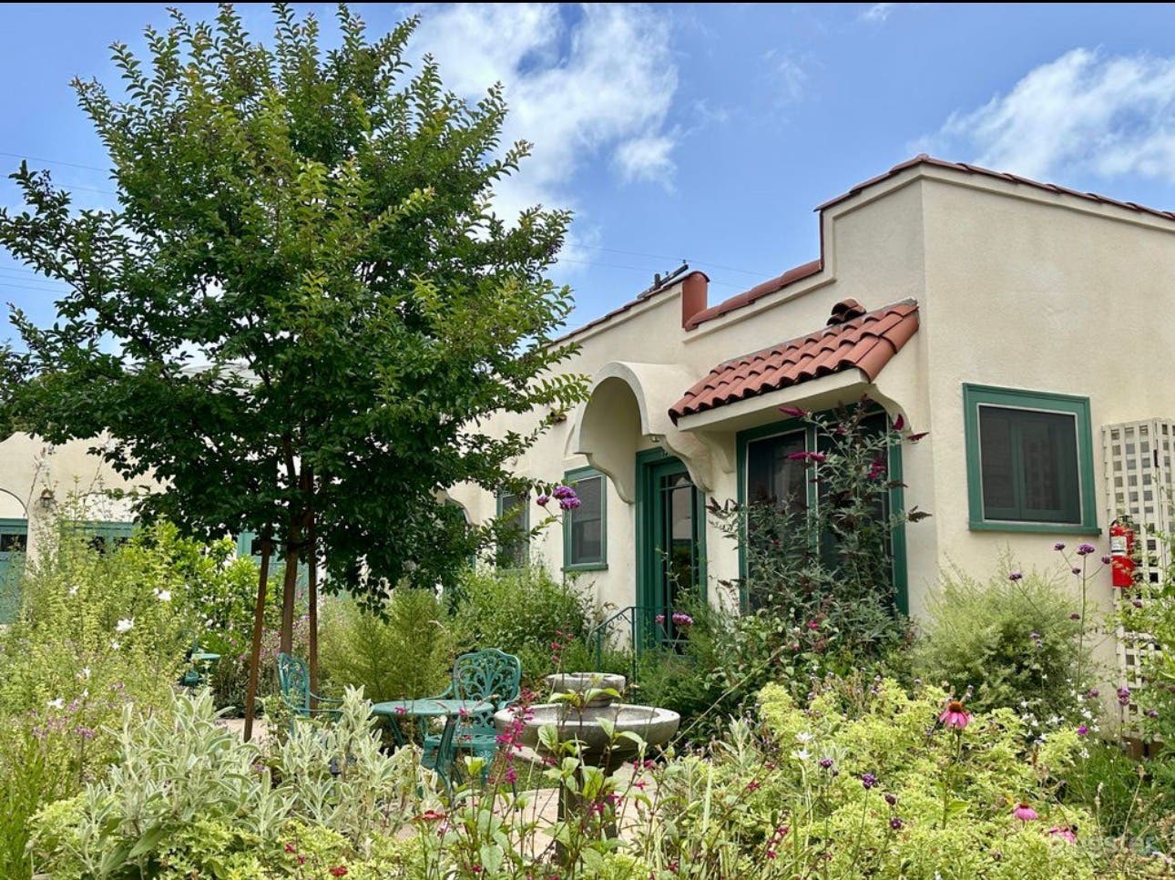 Historic Bungalows Surrounding Garden Courtyard Photo 2