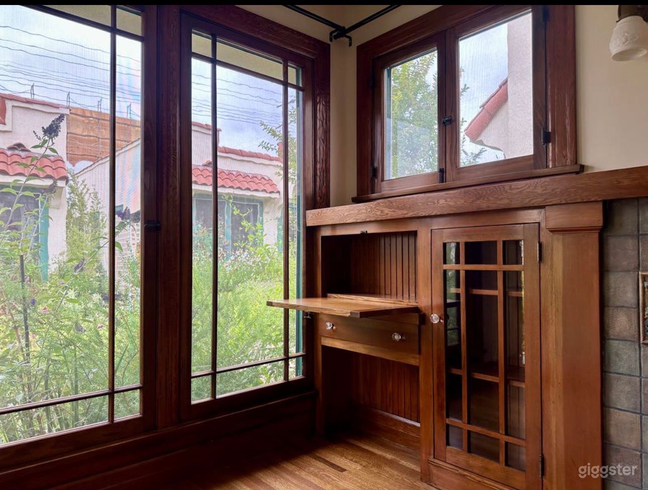 Historic Bungalows Surrounding Garden Courtyard Photo 3