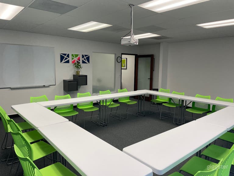 Flexible Meeting / Classroom Creative Space 