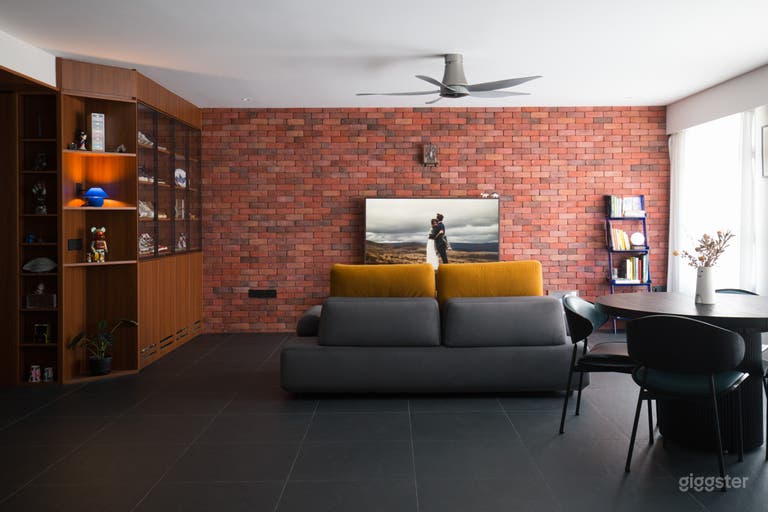  Spacious mid-century interior meets Manhattan loft vibe 