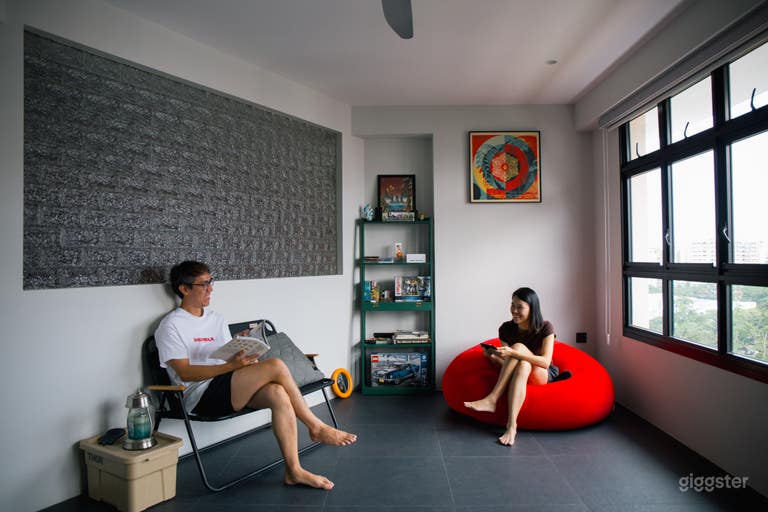  Spacious mid-century interior meets Manhattan loft vibe 
