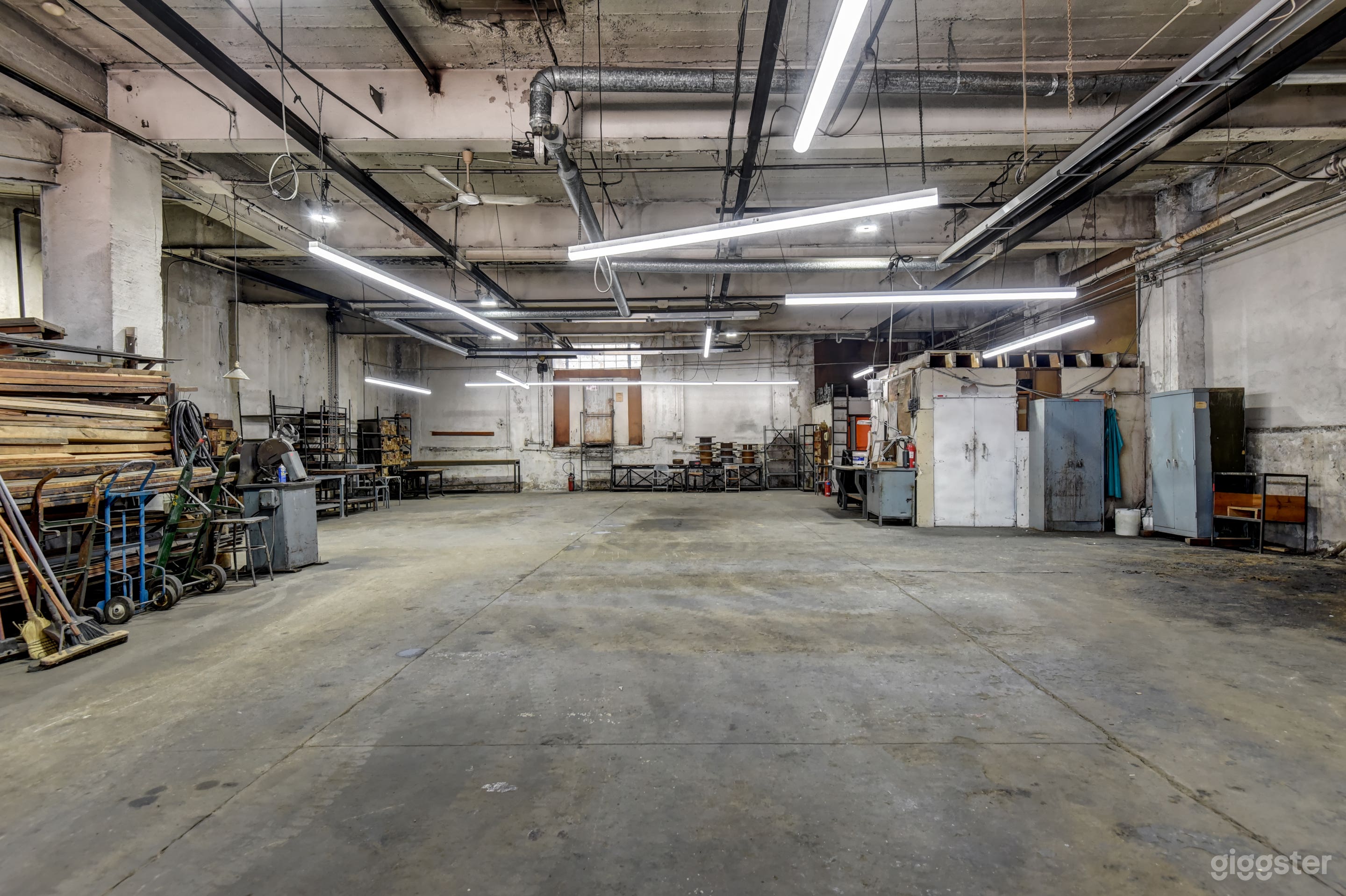 1st Floor Workshop &amp; Stage  Photo 1