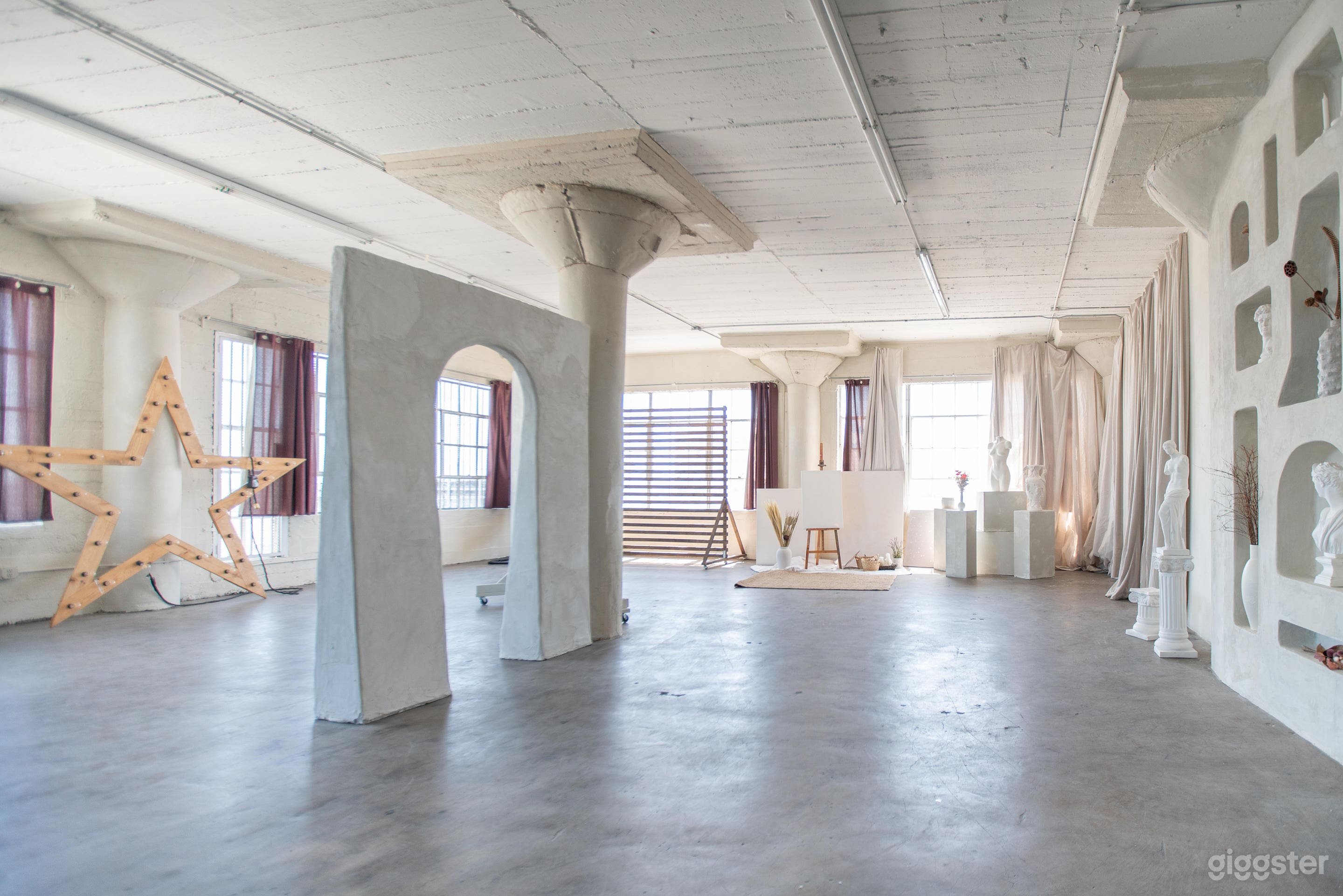 Artistic Loft With Marquee Star Photo 2