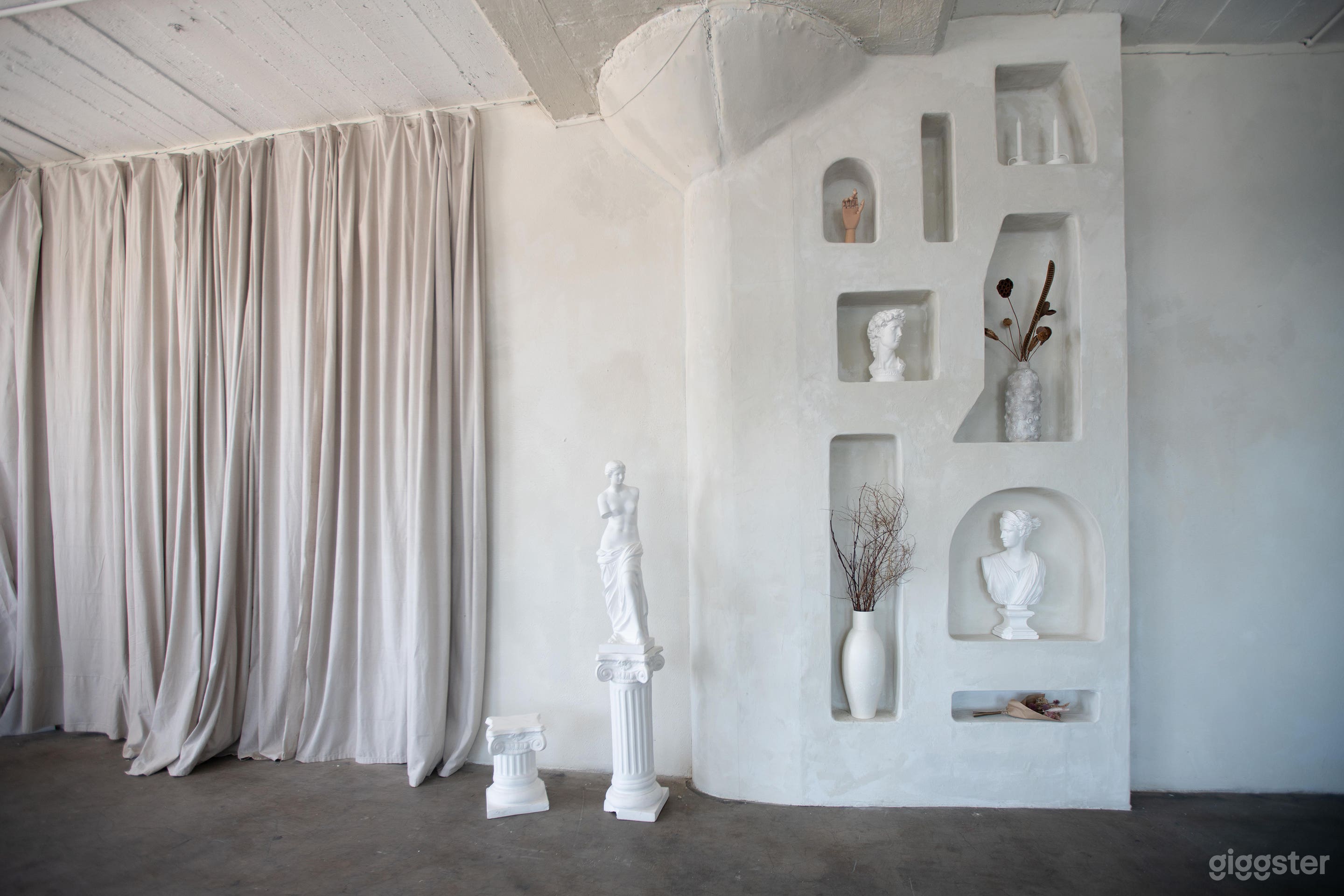 Artistic Loft With Marquee Star Photo 1