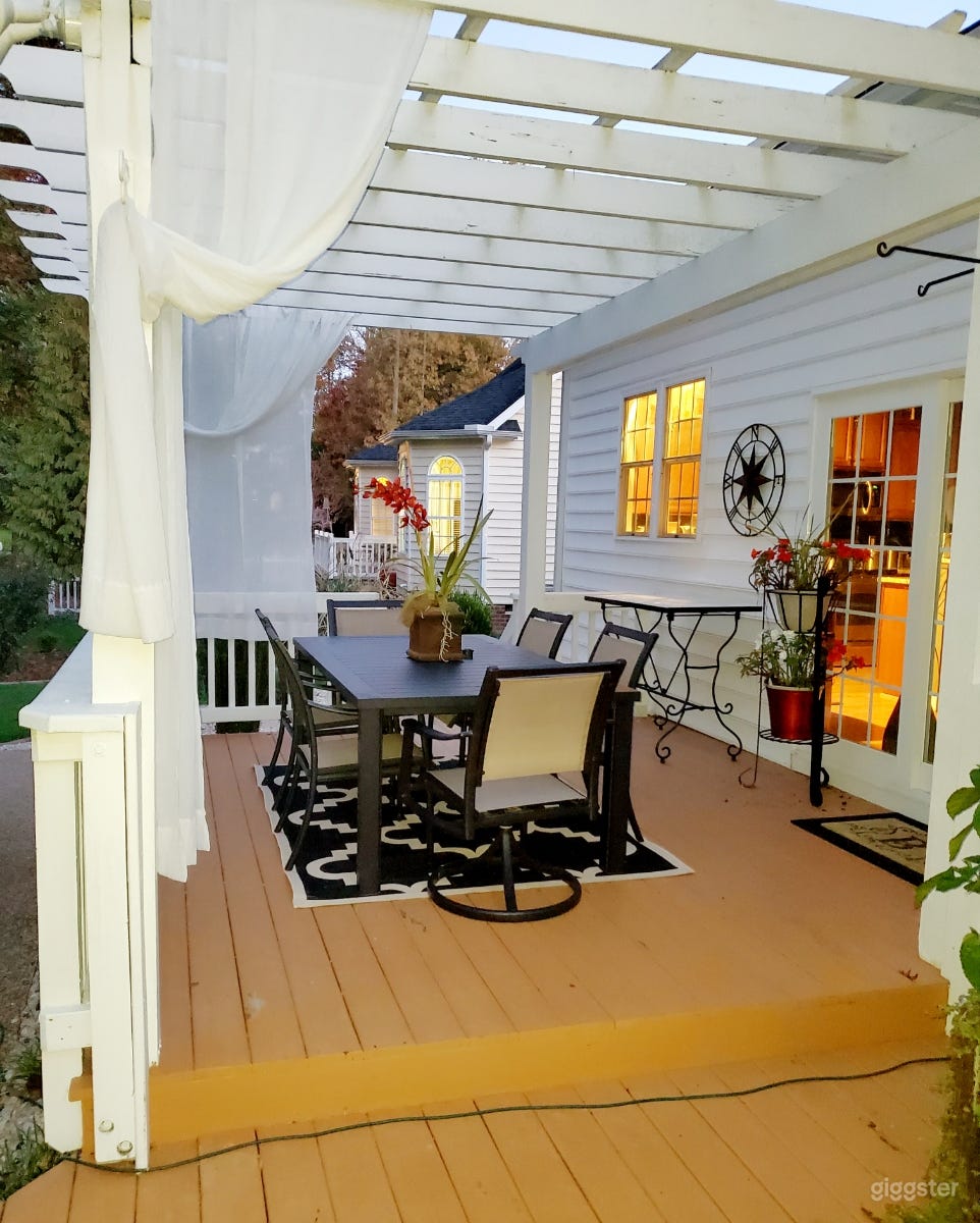 Quiet Beautiful Home Inside and Out Photo 2