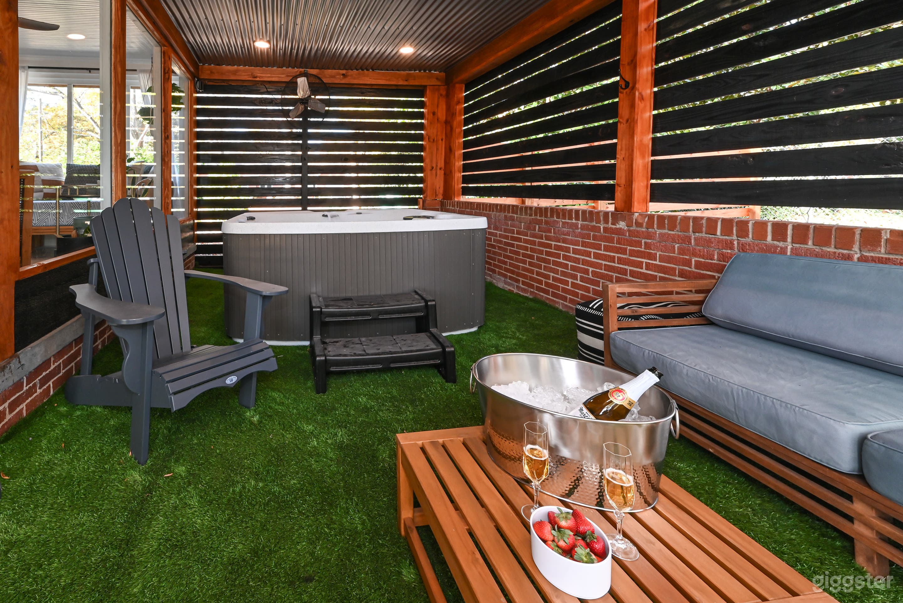 LUXE 1950's Brick Ranch Eclectic MCM Flair Photo 2