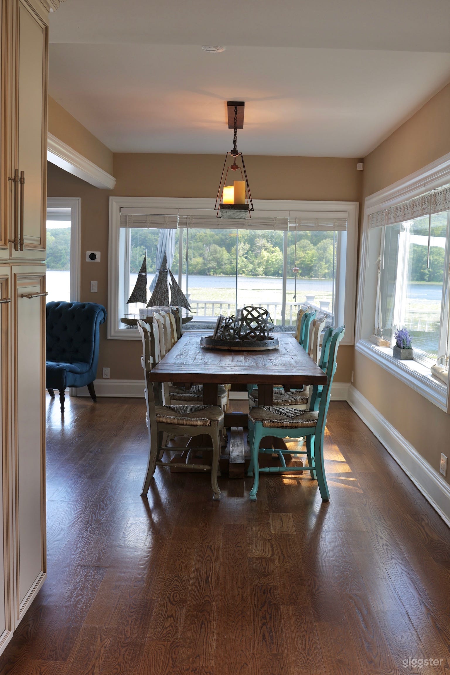 Panoramic lake retreat on peninsula Photo 4