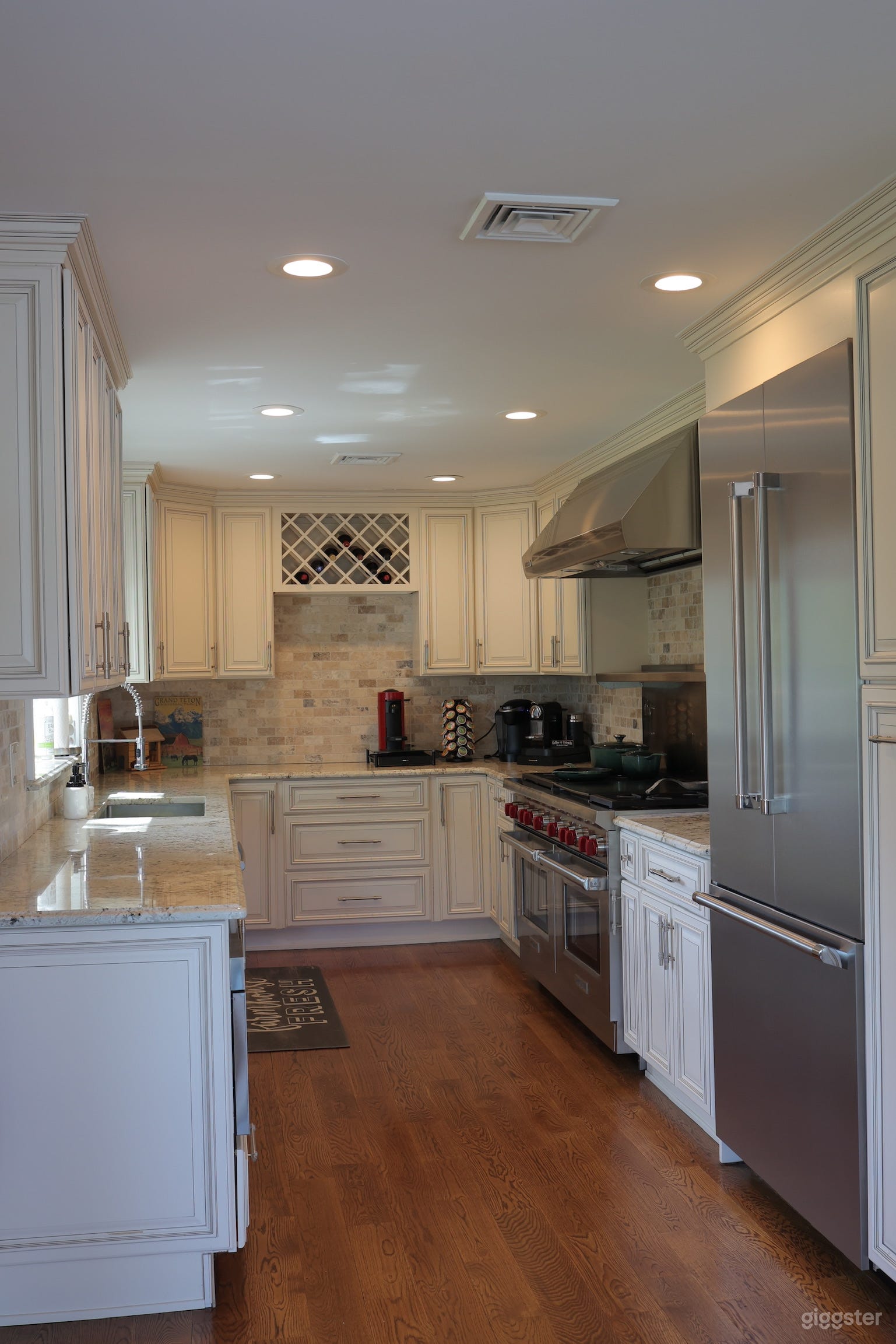 Panoramic lake retreat on peninsula Photo 3