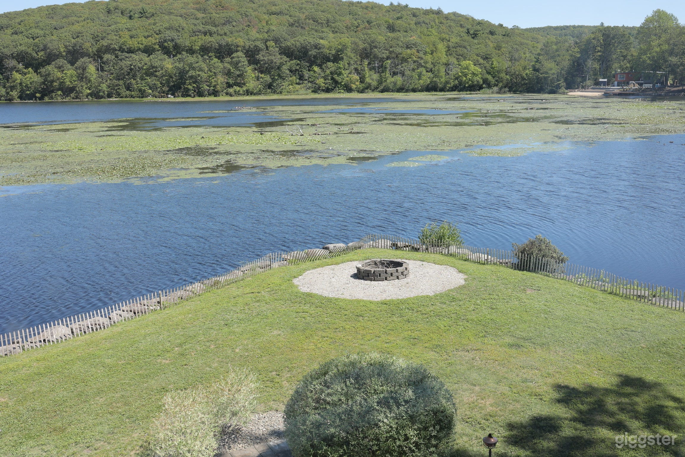Panoramic lake retreat on peninsula Photo 1
