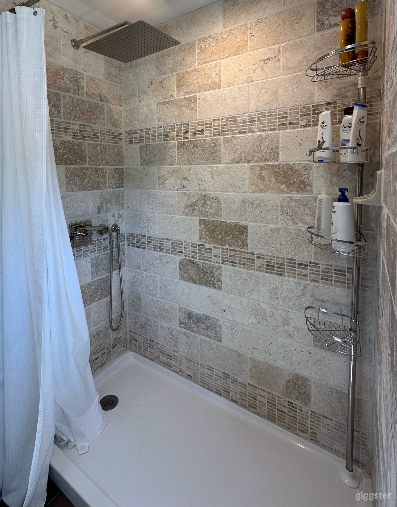 Panoramic lake retreat on peninsula Photo 2