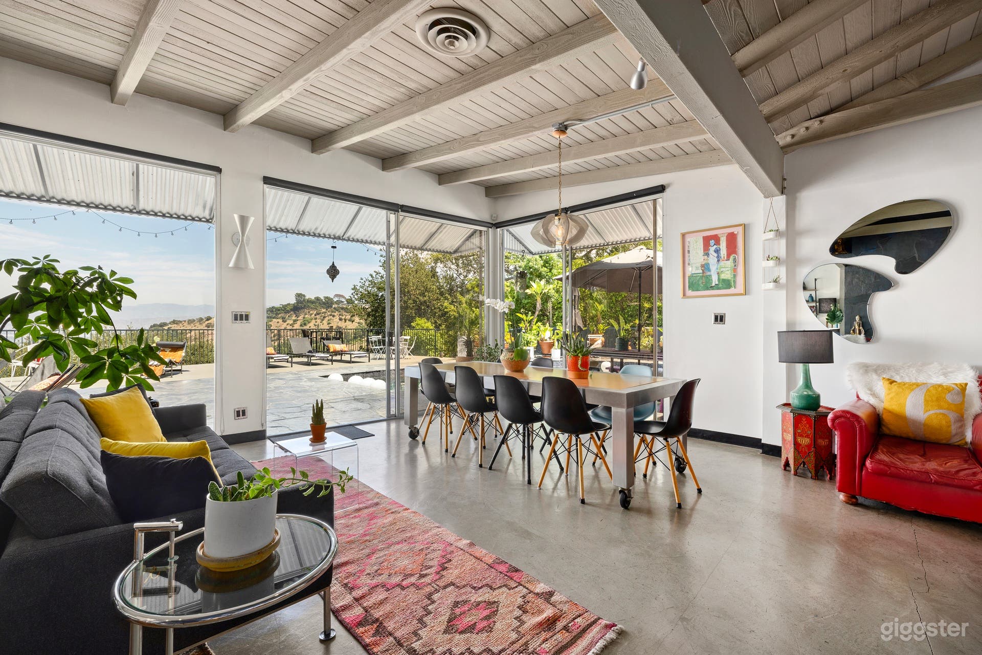 HIP MID CENTURY with VIEW Photo 4