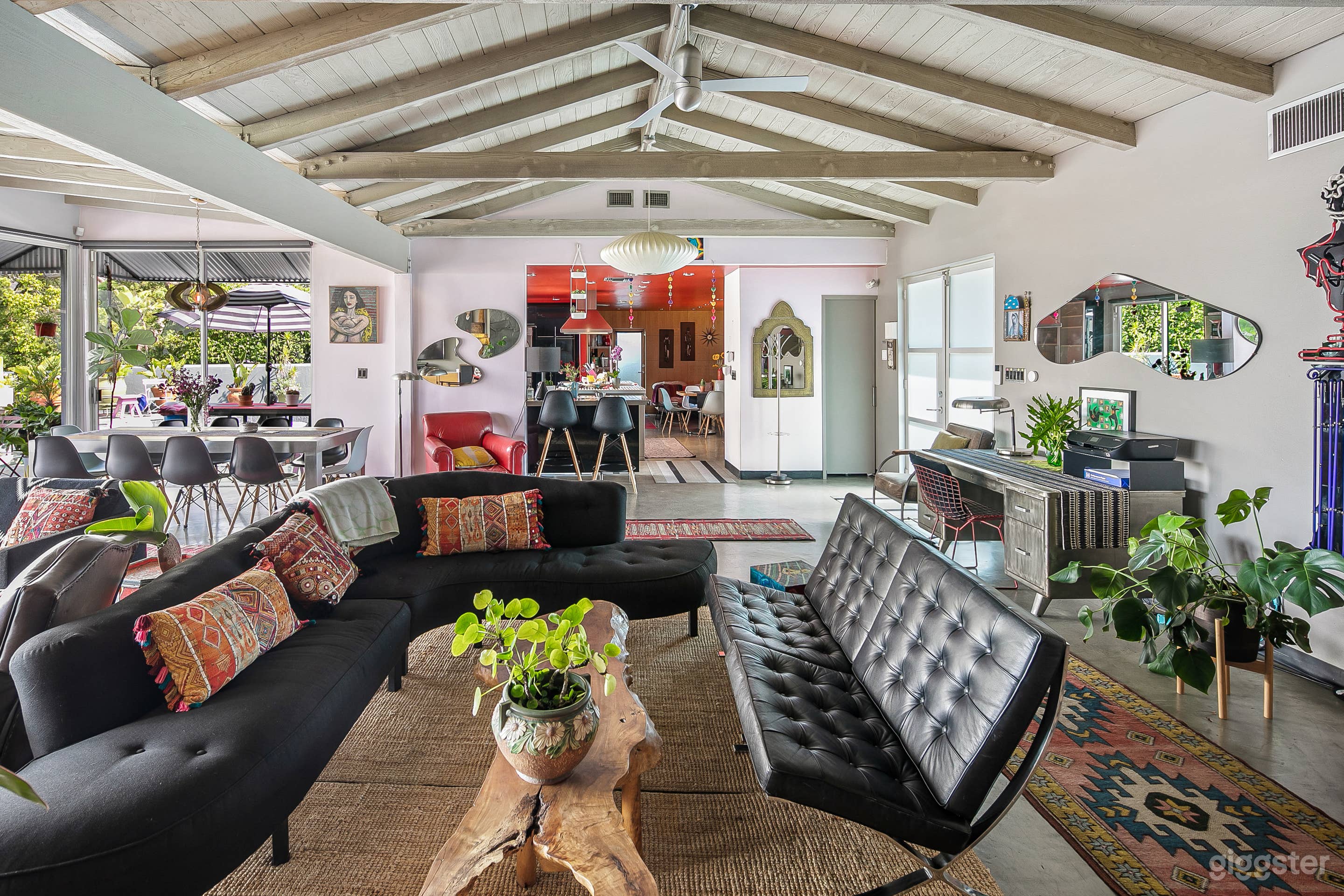 HIP MID CENTURY with VIEW Photo 3