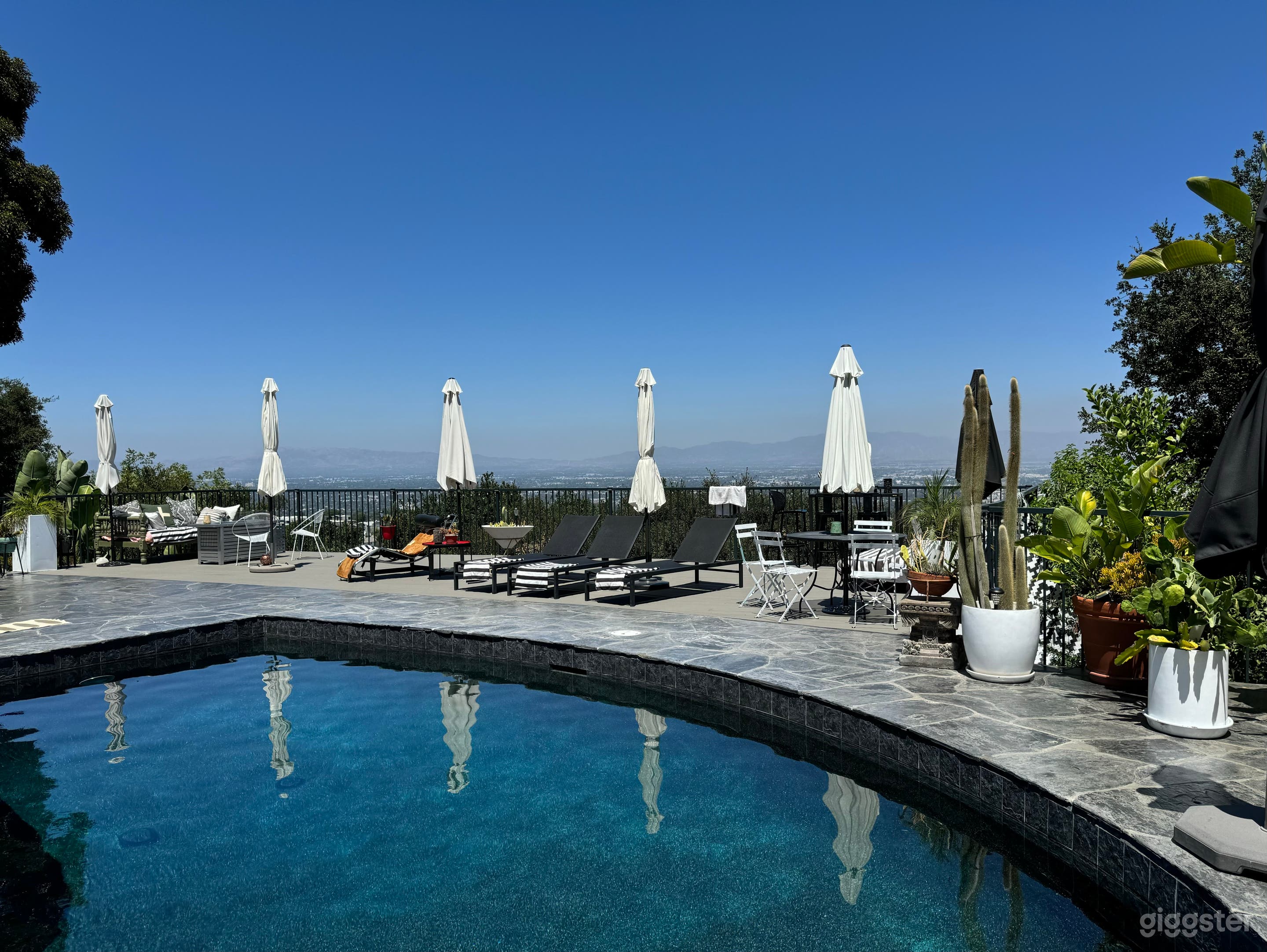 HIP MID CENTURY with VIEW Photo 2