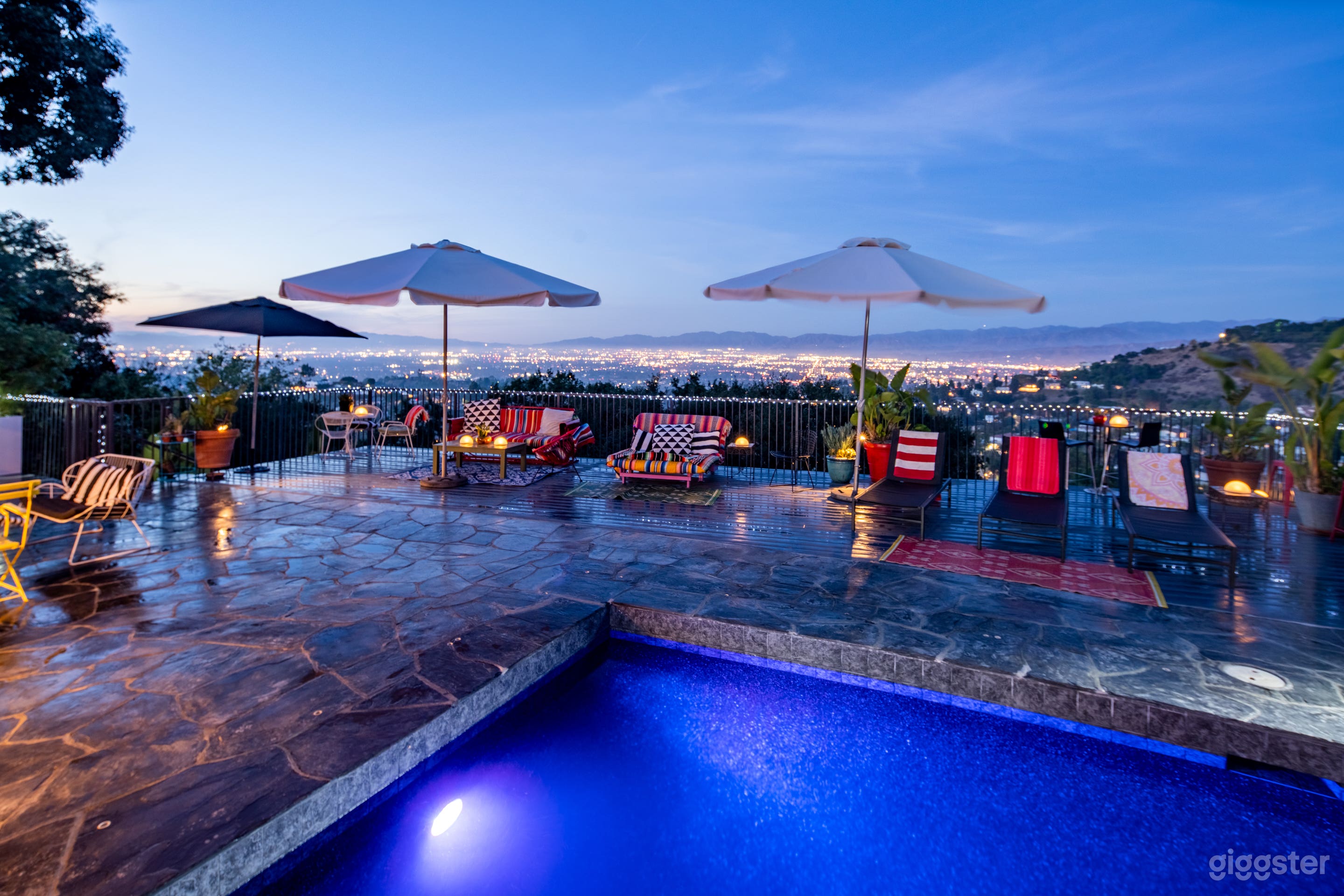 HIP MID CENTURY with VIEW Photo 1