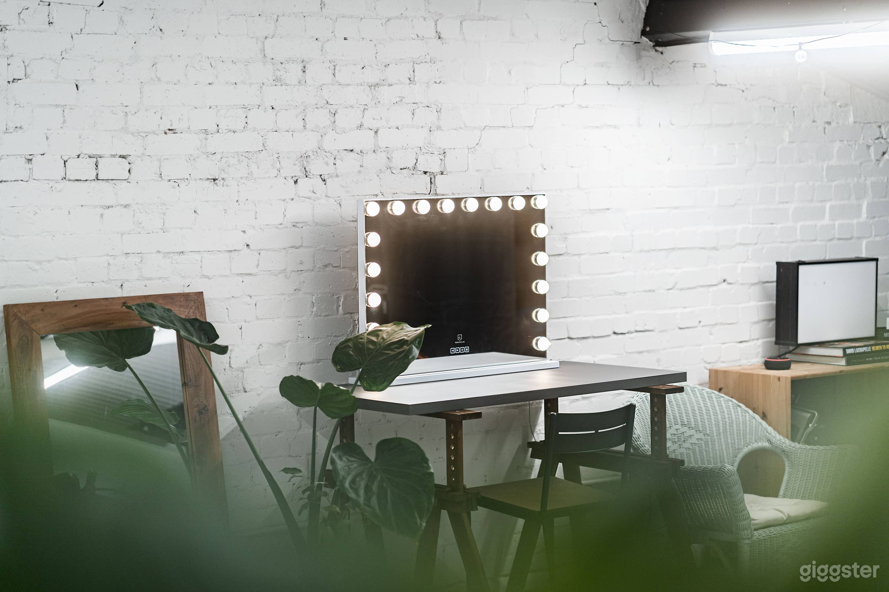 Industrial Photo Studio - 3x3m Cyc Wall - Lights Inclusive Photo 4