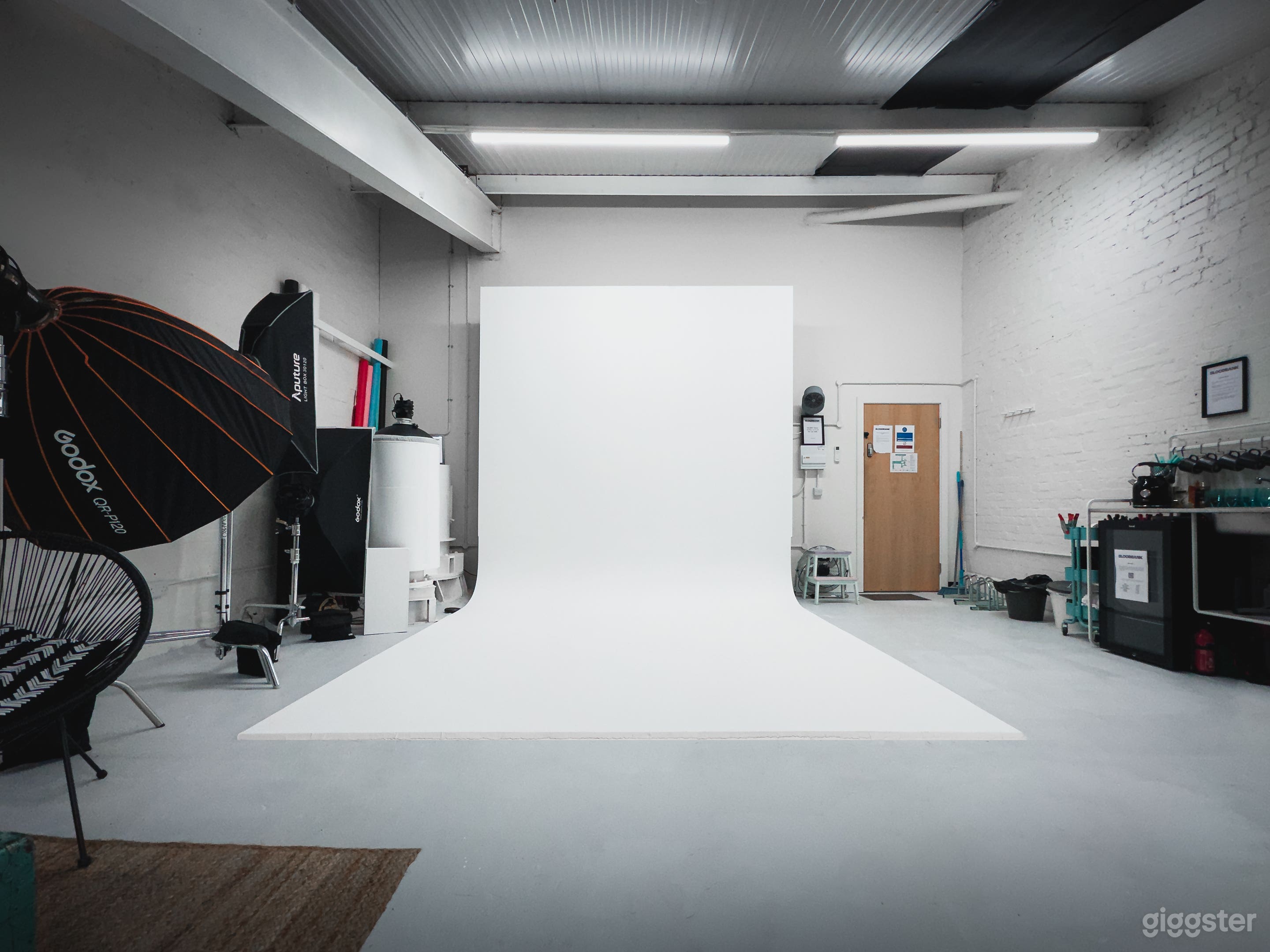 Industrial Photo Studio - 3x3m Cyc Wall - Lights Inclusive Photo 2