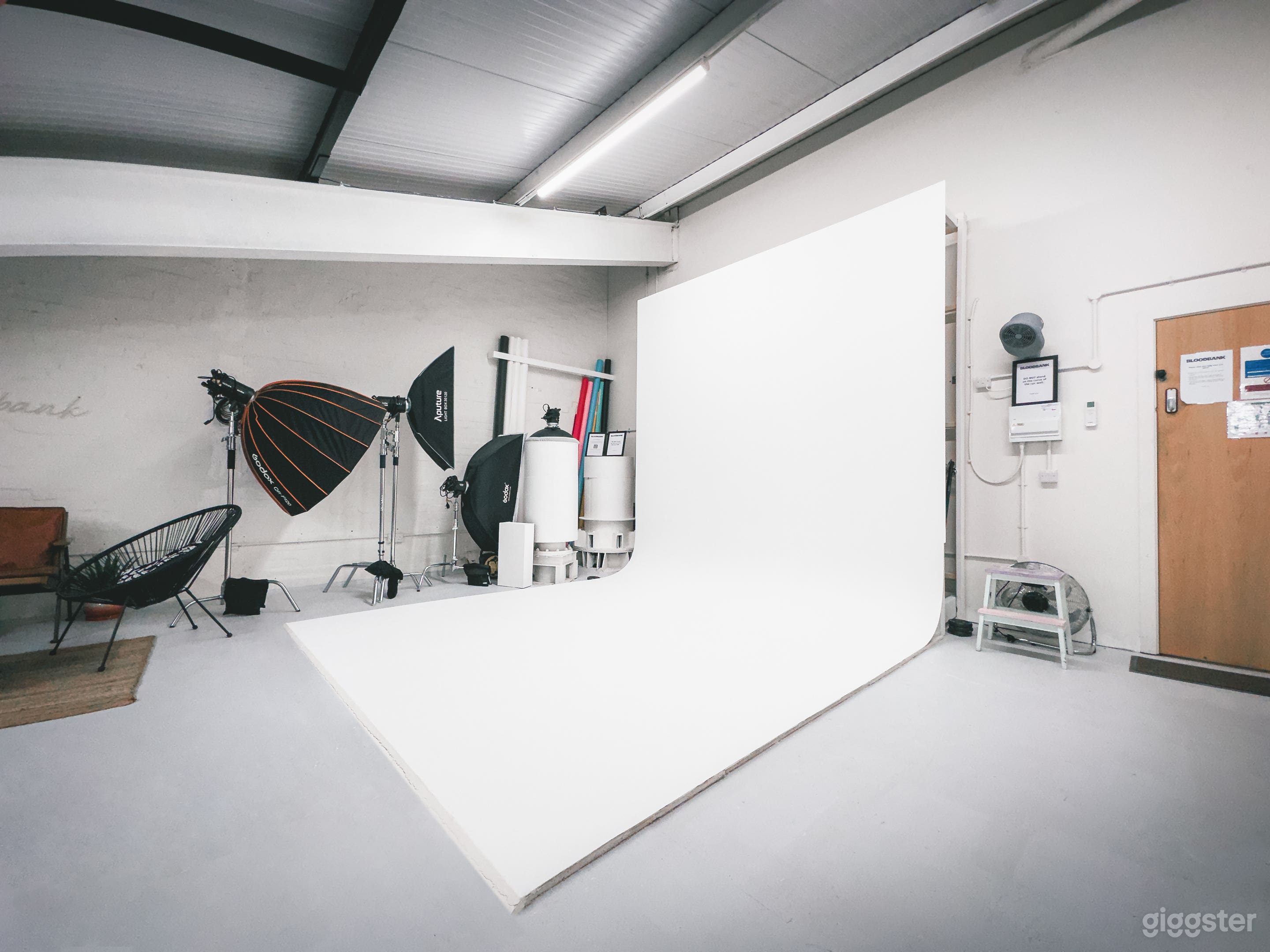 Industrial Photo Studio - 3x3m Cyc Wall - Lights Inclusive Photo 1