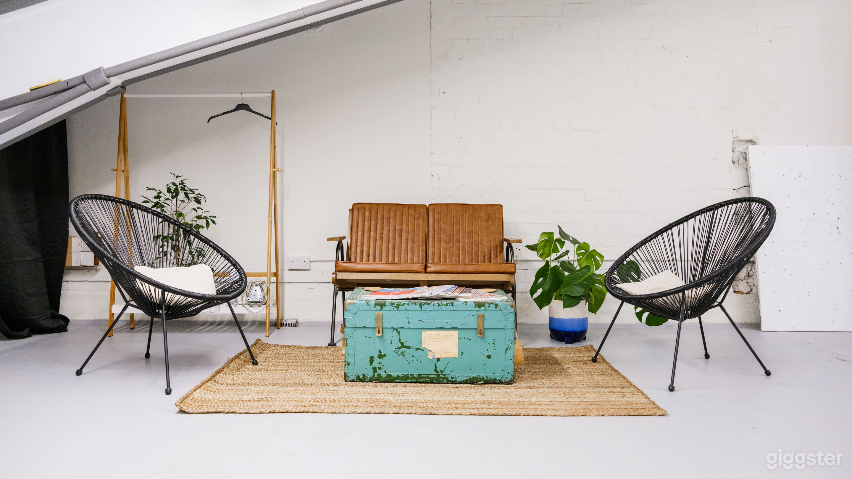 Industrial Photo Studio - 3x3m Cyc Wall - Lights Inclusive Photo 4