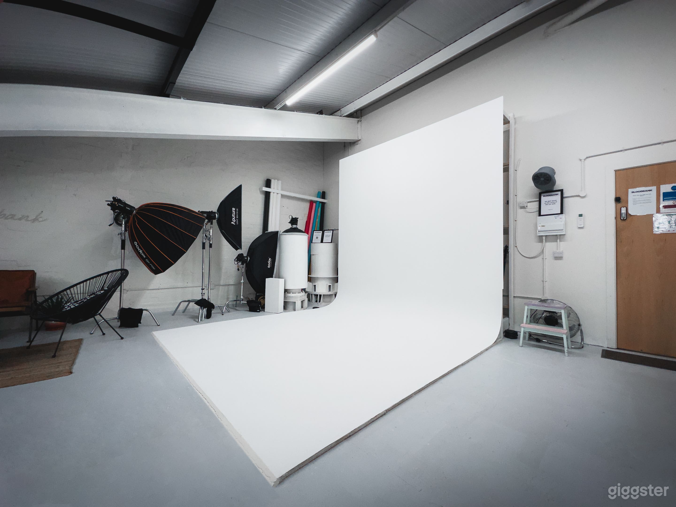 Industrial Photo Studio - 3x3m Cyc Wall - Lights Inclusive Photo 1