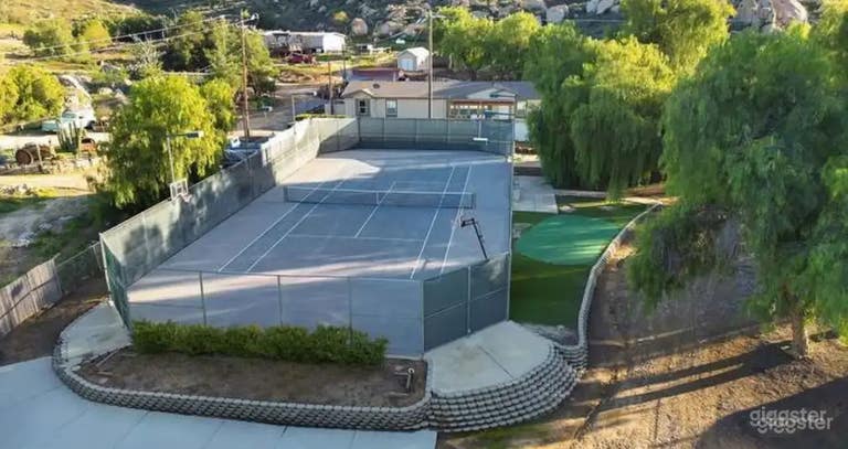  Private Tennis Court w/ BBall Hoops & Scenic Mountain Vi 